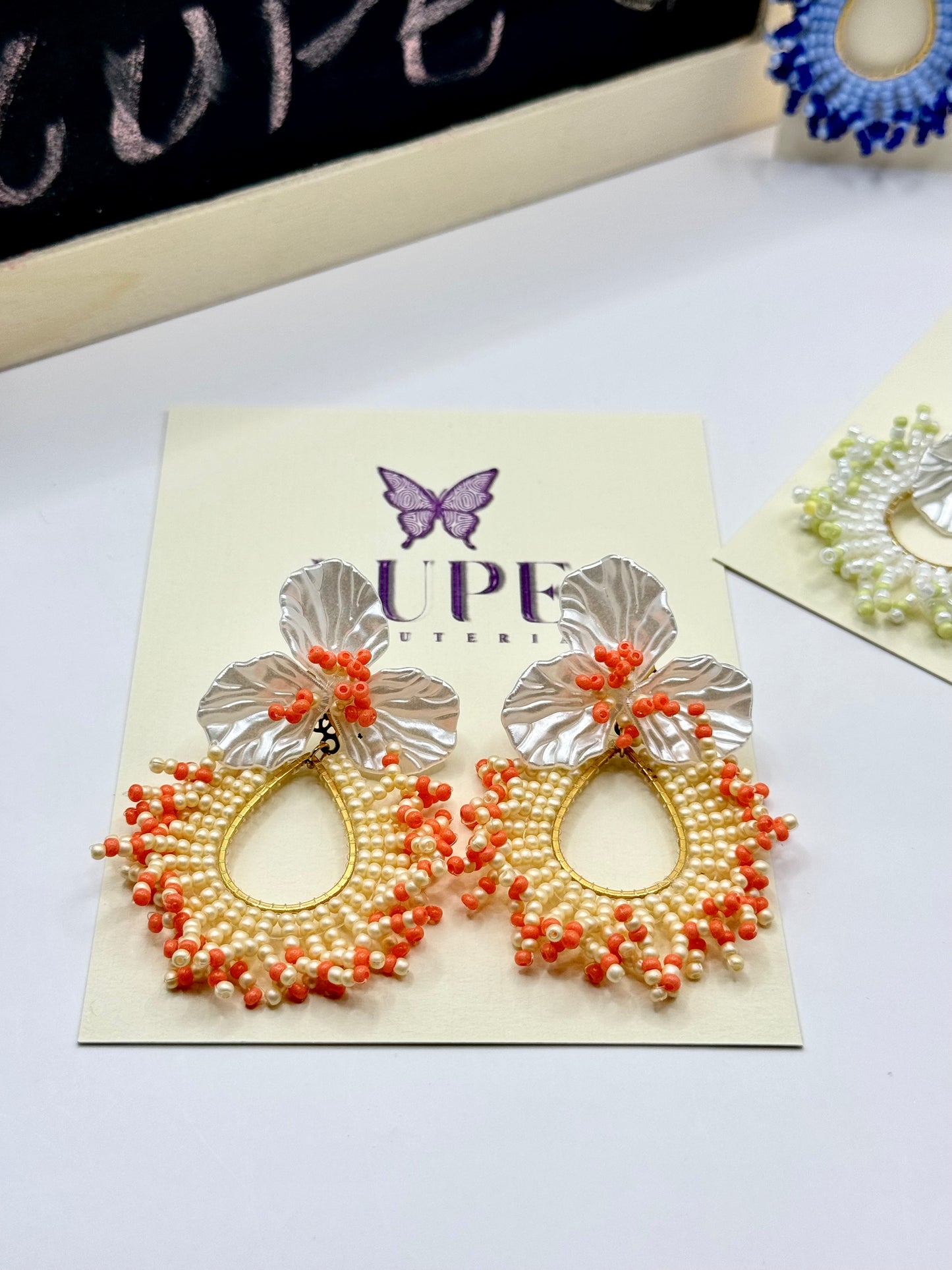 Pendiente gota flor de nácar