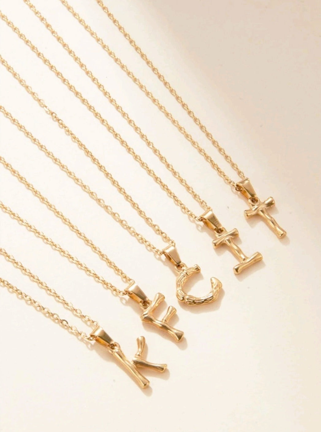 Colgante letras doradas